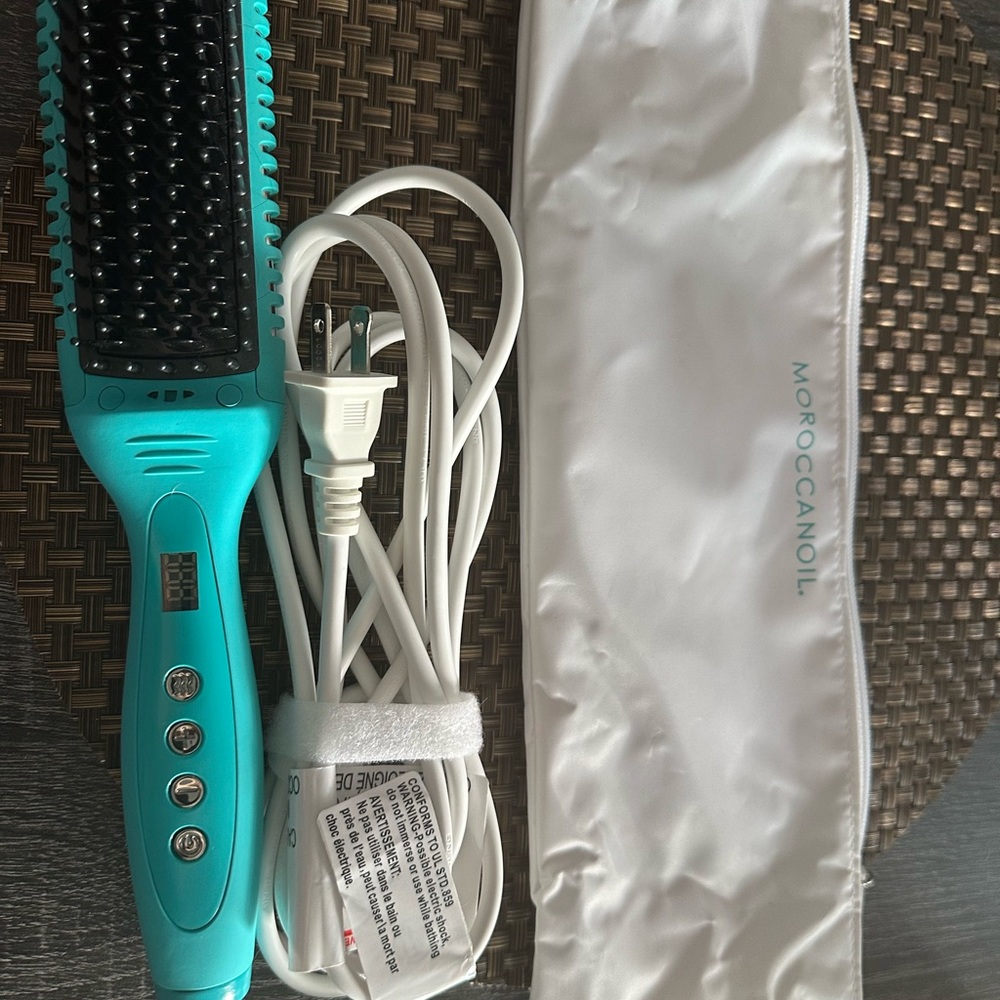 Moroccanoil Hair straightening brush. Tried once on couple strands not for me